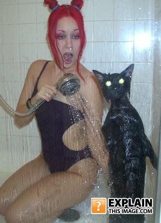 Mulher_ruiva_lava_gato